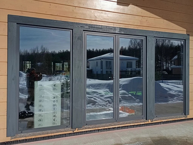 Панорамные окна в доме из клееного бруса: как правильно установить с обсадой, сохранить тепло и избежать деформаций.